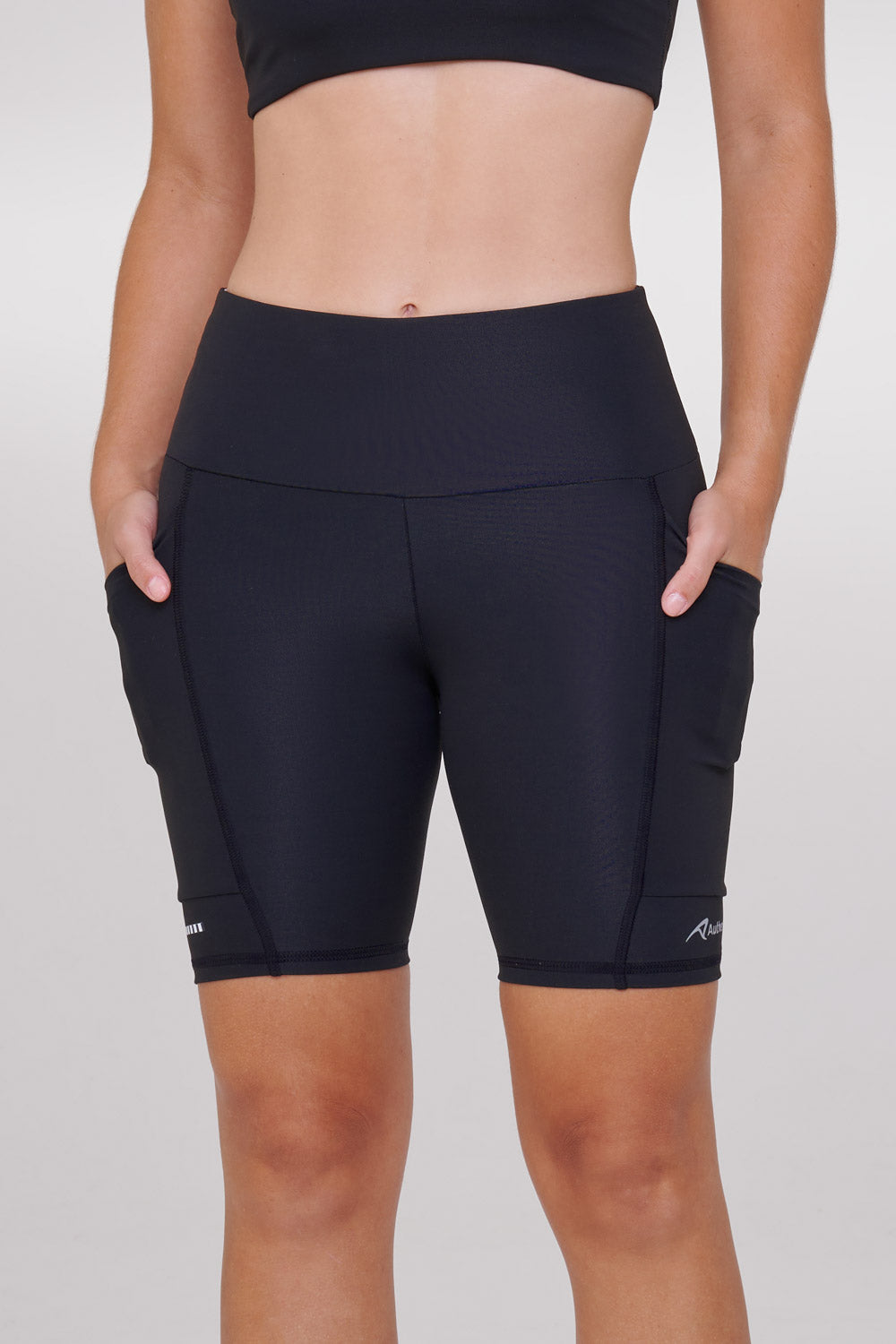 BERMUDA CORE 3 BOLSOS 18CM